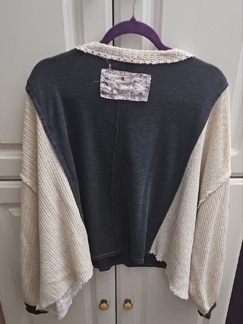 ⚜️POL Women's Two-Tone V-Neck Patchwork Sweater - Cream & Charcoal - Picture 4 of 4